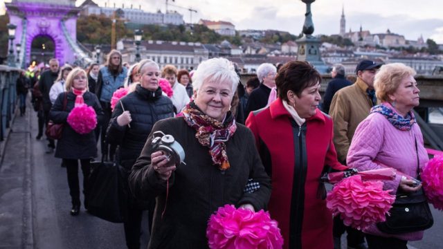 Budapest, 2016. október 29. Résztvevõk a Rózsaszín Lánchíd séta - Egészség hídja elnevezésû, a mellrákos betegekért rendezett sétán a Lánchídon 2016. október 29-én. Az esemény a Nõi Egészségmegõrzõ Program és az Egészség Hídja a Mellrák Ellen Összefogás közös rendezvénye. Fotó: MTI, Kallos Bea